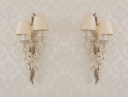null CHELINI, Italy.

Pair of sconces in metal and wood with white patina.

H_59...
