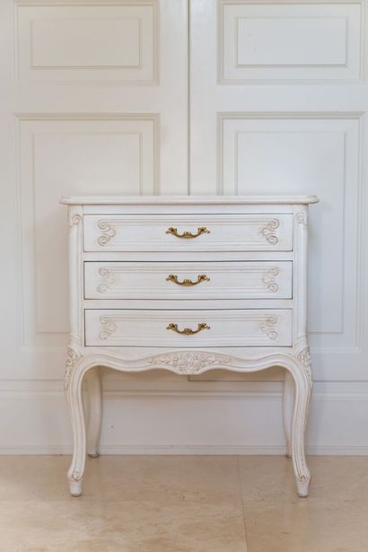 null Petite commode en bois laqué blanc, trois tiroirs. 

Style Louis XV.

H_61,5...
