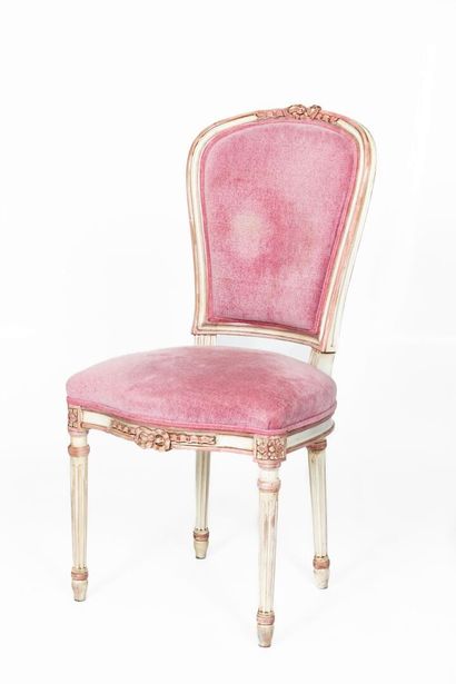 null Chaise en bois mouluré, sculpté et laqué blanc et or. 

Garniture de tissu rose....