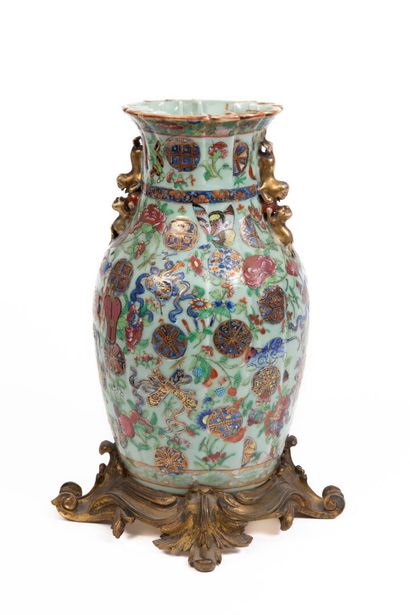 null CHINE, XIXème siècle. 

Vase en porcelaine à décor polychrome de l'anbaxian...