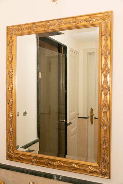null Rectangular gilded wood mirror decorated with a frieze of foliage.

Modern work.

H_89...