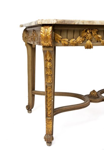  Table de milieu formant console en bois sculpté laqué vert et doré à décor de feuillages...