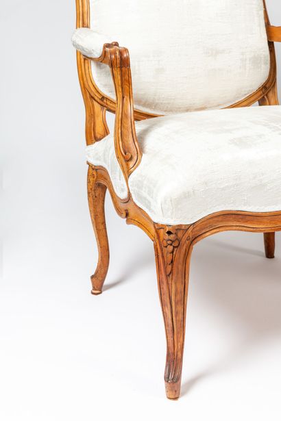  Paire de fauteuils à dossier plat dits "à la Reine" en bois mouluré et sculpté à...