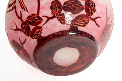  CHARDER - LE VERRE FRANCAIS. 
Vase "Pinsons" de forme globulaire en verre multicouches...