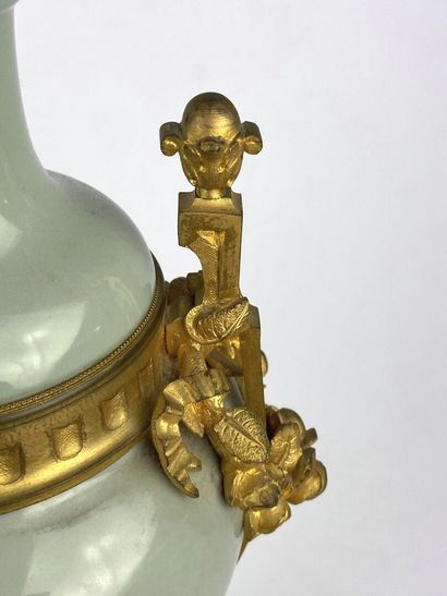  Paire de lampes en porcelaine émaillée céladon, monture en bronze doré à décor de...