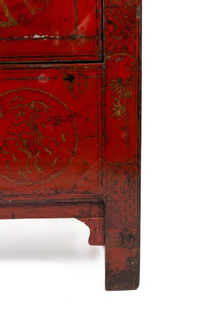 null CHINE, XIXème siècle.

Armoire en bois, entièrement orné de laque rouge et or...