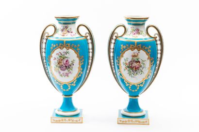  SEVRES, dans le goût de. 
Paire de vases balustres sur piédouche en porcelaine bleu...