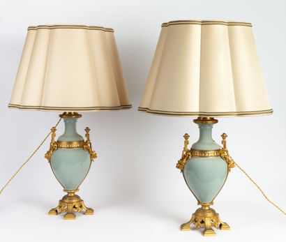  Paire de lampes en porcelaine émaillée céladon, monture en bronze doré à décor de...