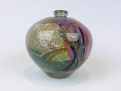 null Jean-Claude NOVARO (1943-2015).

Vase boule en verre à inclusions polychromes...