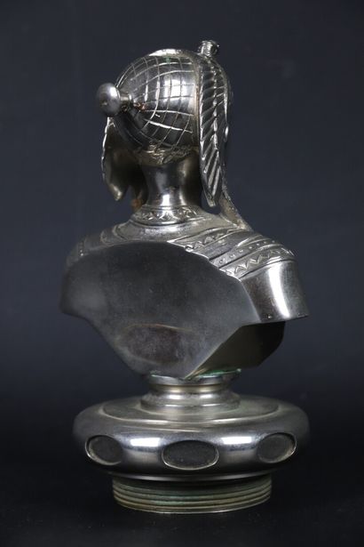 null Mascotte en bronze nickelé figurant une reine d'Egypte.

Vers 1920.

H_18,2...
