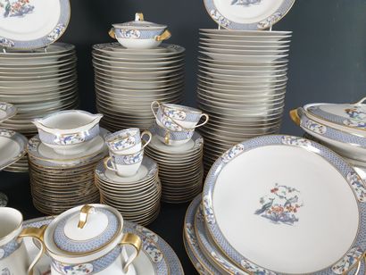 null 
Théodore HAVILAND, Limoges.




Service de table en porcelaine à décor chinoisant...