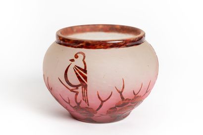 null CHARDER - LE VERRE FRANCAIS.

Vase "Pinsons" de forme globulaire en verre multicouches...