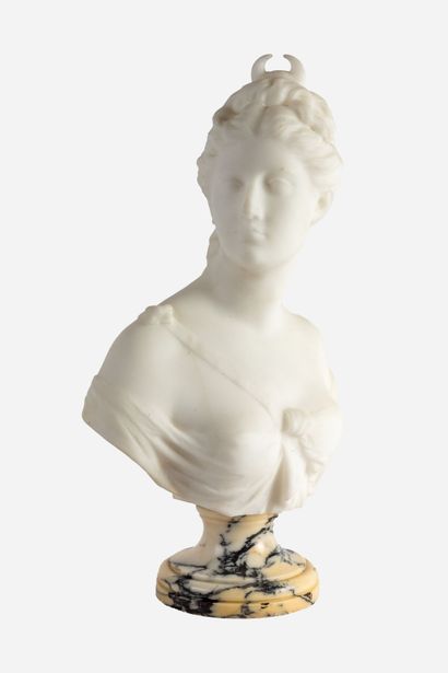  Jean Antoine HOUDON (1741-1828), d'après. 
Diane chasseresse. 
Buste en marbre blanc,...