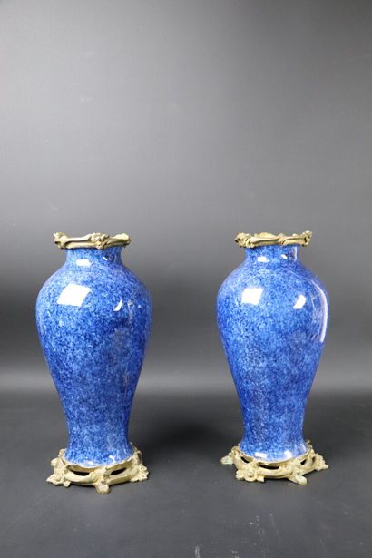  Paire de vases balustres en grès moucheté bleu, sur des montures en bronze doré...