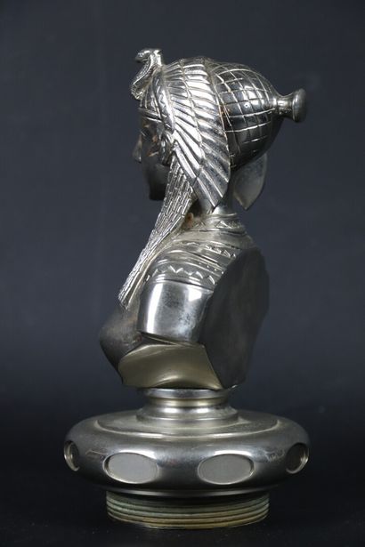  Mascotte en bronze nickelé figurant une reine d'Egypte. 
Vers 1920. 
H_18,2 cm D_9,5...