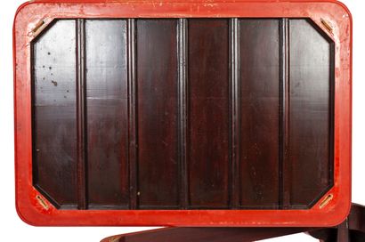 null CHINE, vers 1900.

Table rectangulaire en laque rouge gravée, le plateau orné...