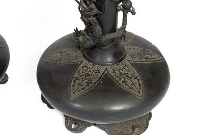 null JAPON, XIXème siècle.

Paire de lampadaires en bronze ajouré à décor de dragons...