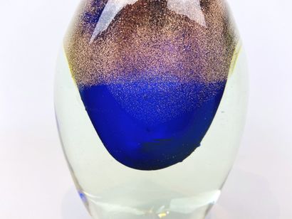  Jean-Claude NOVARO (1943-2015). 
Vase de forme gourde aplatie en verre et inclusions...