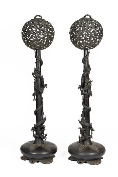 null JAPON, XIXème siècle.

Paire de lampadaires en bronze ajouré à décor de dragons...