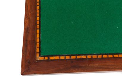  Table à jeux en placage d'acajou et marqueterie de bois clair à décor de frises...