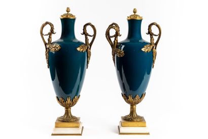 null SÈVRES, Manufacture Nationale de, attribué à.

Paire de vases en porcelaine...