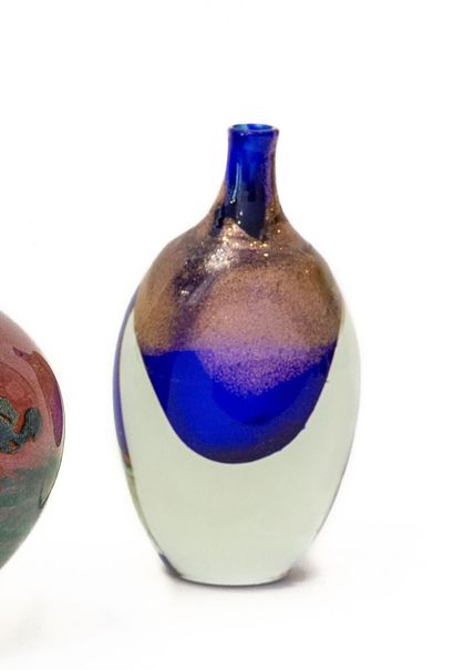  Jean-Claude NOVARO (1943-2015). 
Vase de forme gourde aplatie en verre et inclusions...