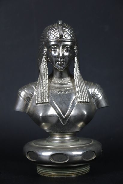 null Mascotte en bronze nickelé figurant une reine d'Egypte.

Vers 1920.

H_18,2...