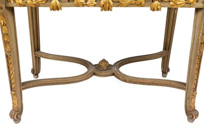 null 
Table de milieu formant console en bois sculpté laqué vert et doré à décor...