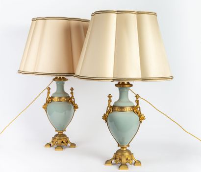 null Paire de lampes en porcelaine émaillée céladon, monture en bronze doré à décor...