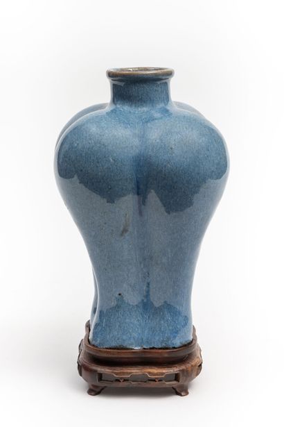 null CHINE, dynastie Qing (1644-1911).

Vase en grès émaillé bleu clair de forme...