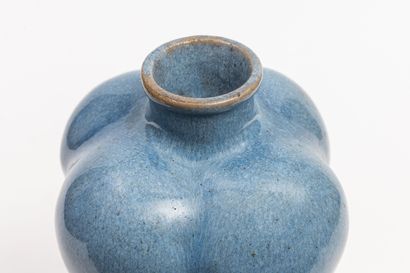 null CHINE, dynastie Qing (1644-1911).

Vase en grès émaillé bleu clair de forme...