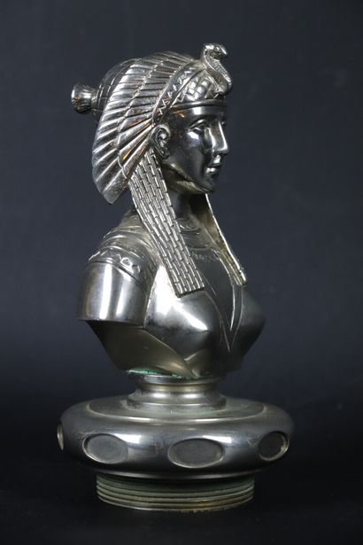  Mascotte en bronze nickelé figurant une reine d'Egypte. 
Vers 1920. 
H_18,2 cm D_9,5...