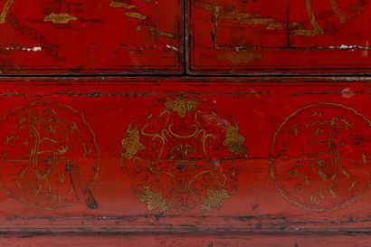 null CHINE, XIXème siècle.

Armoire en bois, entièrement orné de laque rouge et or...