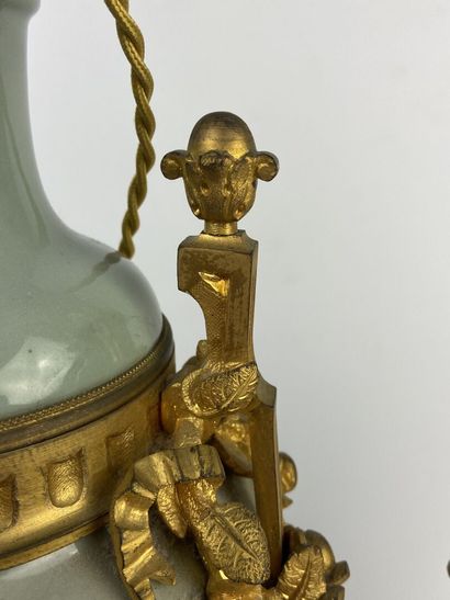 null Paire de lampes en porcelaine émaillée céladon, monture en bronze doré à décor...
