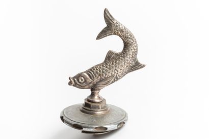 null Mascotte en métal argenté figurant un poisson.

Vers 1920-1930.

H_16,5 cm