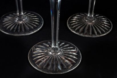 null BACCARAT. 

Suite de six verres à vin du Rhin "roëmers" en cristal taillé teinté...