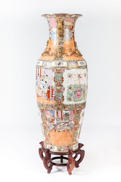 null CHINE, XXème siècle.

Important vase ornemental en porcelaine et émaux polychromes...