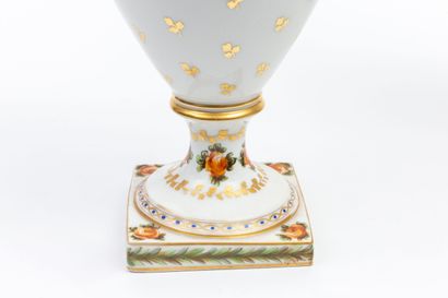 null SÈVRES, dans le goût de.

Paire de vases couverts en porcelaine blanche et émaux...