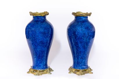 null Paire de vases balustres en grès moucheté bleu, sur des montures en bronze doré...