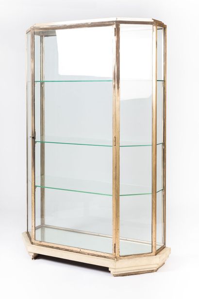 null Vitrine moderniste rectangulaire à pans coupés en métal doré patiné, la base...