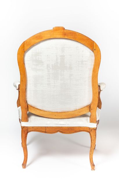 null Paire de fauteuils à dossier plat dits "à la Reine" en bois mouluré et sculpté...