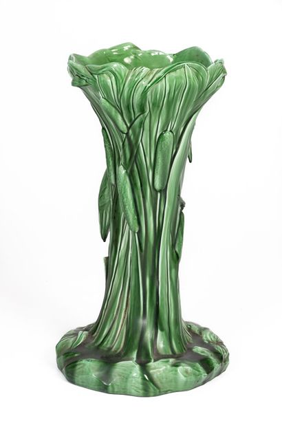 null Delphin MASSIER (1836-1907).

Important vase ou cache-pot au héron en faïence...