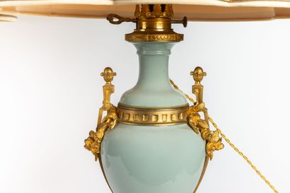 null Paire de lampes en porcelaine émaillée céladon, monture en bronze doré à décor...