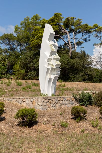 null J. BRET (XXth-XXIth century).

Geometric spray.

Important sculpture in white...