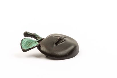 null Claude LALANNE (1925-2019).

Brooch apple in bronze with brown and green patina.

Signed...