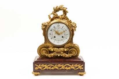 null Gilt bronze clock decorated with garlands of tied mistletoe, resting on foliage...