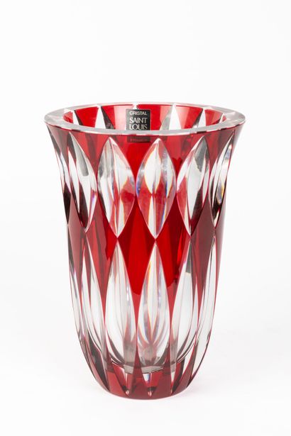null SAINT-LOUIS.

Vase de forme tulipe en cristal taillé teinté rouge.

Marque au...