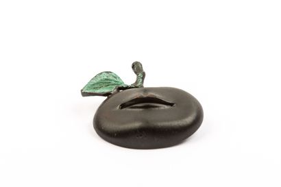 null Claude LALANNE (1925-2019).

Broche pomme en bronze à patine brune et verte.

Signée...
