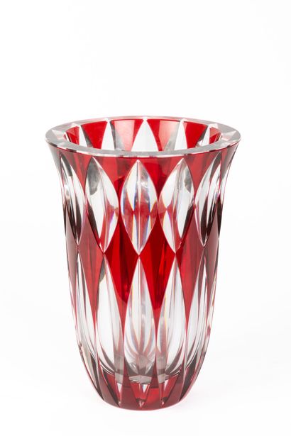 null SAINT-LOUIS.

Vase de forme tulipe en cristal taillé teinté rouge.

Marque au...