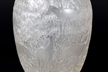 null R. LALIQUE France.

Vase modèle «Biches» en verre moulé pressé et partiellement...